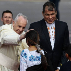 El Papa saluda a uns niños indígenas ante la mirada del presidente de Ecuador, Rafael Correa.-Foto:   EFE / JOSÉ JACOME RIVERA