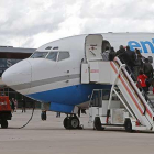 Un grupo de pasajeros sube la escalinata de un avión para volar desde Villafría en una imagen de archivo.-RAÚL G. OCHOA