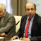 El vicepresidente primero de la Diputación de León, Francisco Castañón (D), hace un balance del Plan de Emprendedores 2015 y presenta el nuevo Plan para este año. Junto a él, el diputado de Desarrollo Económico, Miguel Ángel del Egido (I).-ICAL