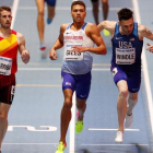 De Arriba se impone por fuera en su semifinal de 800 metros.-/ REUTERS / JOHN SIBLEY