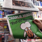 Un hombre mira su ejemplar de 'Charlie Hebdo', frente a un quiosco de Montpellier.-Foto:   AFP / PASCAL GUYOT
