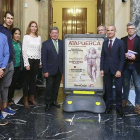 Los protagonistas de la presentación posan junto al cartel del Cross de Atapuerca.-RAÚL G. OCHOA