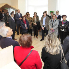 Autoridades, colaboradores y miembros de la asociación, ayer durante la inauguración del espacio.-ISRAEL L. MURILLO