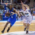 McFadden gana por velocidad a Czerapowicz en el partido disputado ayer en el Fontes do Sar.-ACB PHOTO / T. TUIBAL