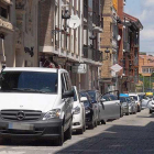 La elevación del nivel de la calzada en Medina y Mayor erradicará las barreras.-G. G.
