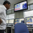 Investigadores del Instituto Filipino de Vulcanología y Sismología (Phivolcs) monitorizan los datos del terremoto.-EFE