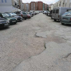 Los socavones en la entrada al aparcamiento desde la calle Lavaderos son enormes, como se puede comprobar en la fotografía, y evidencian el abandono de años que sufre la zona.-RAÚL OCHOA
