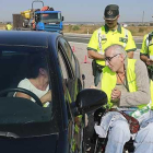 Uno de los voluntarios charla con una conductora en un control ayer en la N-120.-RAÚL G. OCHOA