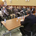 Numeroso público acudió a la cita en la que se analizó el problema del alcohol entre los jóvenes desde diferentes áreas.-R. O.