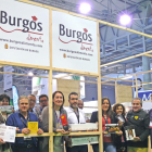 Los productores ayer en el stand desde el que, de la mano de Burgos Alimenta, muestran sus productos.-ECB