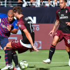 Rafinha prueba el disparo durante el partido ante el Milan-FREDERIC J BROWN