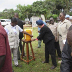 La presidenta de Liberia, Ellen Johnson-Sirleaf, se lava las manos a las afueras de Ganta.-Foto: STAFF / REUTERS