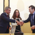 Los representantes de las diferentes entidades durante la firma del acuerdo de colaboración.-ISRAEL L. MURILLO