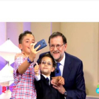Mariano Rajoy se hace selfis con los niños (Tele 5).-