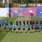 La plantilla del Barça en el minuto de silencio que realizó en la ciudad deportiva de Sant Joan Despí.-EFE / ALEJANDRO GARCÍA