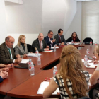 Representantes de la Junta, Ayuntamiento, sindicatos y FAE durante la reunión de la Fundación Anclaje en Miranda.-ECB