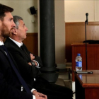 Messi y Jorge, su padre, durante el juicio en Barcelona.-