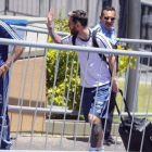 Messi saluda a los aficionados camino de la ciudad de San Juan.-EL PERIÓDICO