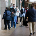 Varias personas hacen cola para entrar al Ayuntamiento de Burgos. RAÚL G. OCHOA