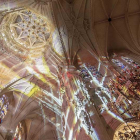 La autora austriaca llama la atención sobre la combinación de colores que se produce entre su instalación y la propia luz de la Catedral.-Santi Otero