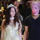 Sabrina Piper, esposada a un modelo con una careta de cerdo.-AP / BEBETO MATTHEWS