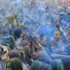 Los polvos de colores llegaron de la India para pintar de felicidad la plaza de la Libertad durante toda la tarde en la Fiesta Holi, la exitosa novedad de esta Noche Blanca.-Santi Otero