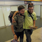 Fernando Martín, abrazado por un amigo, a su llegada a Barajas-Ical