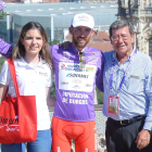 Francesco Gavazzi con el maillot morado de líder de la general.-ISRAEL L. MURILLO