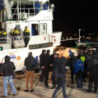 El barco Mare Jonio atracado en el puerto de Lampedusa este martes.-EFE / ELIO DESIDERIO