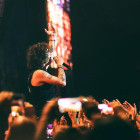 Bunbury desplegó todo un espectáculo en el escenario y se acercó mucho al público.-Diego Santamaría-Sonorama Ribera