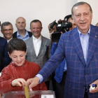 El presidente de Turquía, Recep Tayyip Erdogan, en su colegio electoral.-
