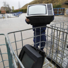 Un opoerario ordena televisiones depositadas en un punto limpio-ISRAEL L. MURILLO