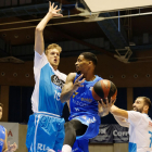 Frazier fuerza la penetración ante Spires.-ACB PHOTO / X. CORTIZO