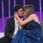 Alfred besa a Amaia, segundos después de la declaración de amor de él.-VIDEOTAPE