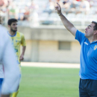 Javier Bermúdez corrige a sus jugadores en el último partido frente al Algeciras.-DANIEL GIL