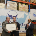 El director deRecursos Humanos, EduardoMiguel Orense, recibe de manos de José LuisHerrero el reconocimiento.-RAÚL G. OCHOA