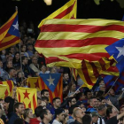 'Estelades' en las gradas del Camp Nou, durante el Barça-Leverkusen disputado el pasado 29 de septiembre-VALENTÍ ENRICH