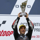 Johann Zarco celebra su victoria en Moto2 en el podio de Slilverston, este domingo.-REUTERS