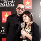 Pablo Perona y Lucía Solana, con la estatuilla, en la alfombra roja de la octava edición de los Premios Gaudí el domingo por la noche.-