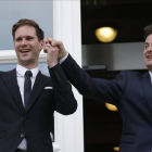 El primer ministro de Luxemburgo, Xavier Bettel (derecha), junto a su marido en Luxemburgo.-Foto:   JULIEN WARNAND / EFE