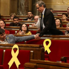 Quim Torra saluda a Sergi Sabrià durante una sesión del Parlament.-/ ELISENDA PONS