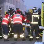 Los facultativos sanitarios atienden a F.M.B. justo después de que los bomberos le sacasen, consciente, de su casa.-RAÚL G. OCHOA