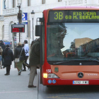 Un hombre se dispone a subir al autobús en los Soportales de Antón.-RAÚL G. OCHOA