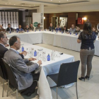 Los invitados a esta especial cata siguen las explicaciones de la técnico que dirigía la misma para degustar cada uno de los tipos de cervezas que se presentaron.-SANTI OTERO