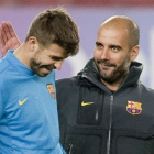 Pep Guardiola le da una colleja amistosa a Gerard Piqué en el 2011.-JORDI COTRINA