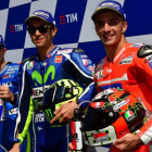 Rossi celebra la 'pole', flanqueado por Viñales (izquierda) y Iannone.-AFP