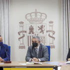 Miguel Ángel Vicente, Pedro de la Fuente y Elena Ramos durante la presentación de 'Reflexiones sobre la Igualdad'. SANTI OTERO
