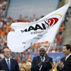 El relevo de la bandera, en el Mundial de Moscú; de la capital rusa a Pekín 2015.-Foto: AP / ALEXANDER ZEMLIANICHENKO