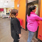 Dos empleadas fichan en su lugar de trabajo.-ISRAEL L. MURILLO