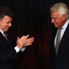 El presidente colombiano, Juan Manuel Santos, y el expresidente del Gobierno español Felipe González, este miércoles 3 de diciembre, en Bogotá.-Foto: EFE / MAURICIO DUEÑAS
